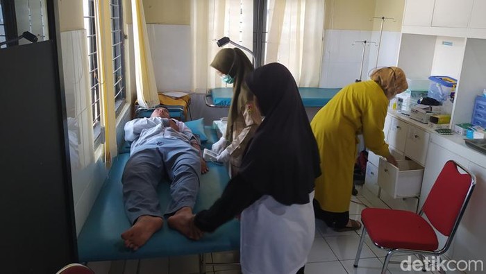 Warga yang diduga keracunan saat diperiksa di Puskesmas Windusari, Selasa (23/5/2023).