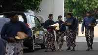 Abdi Dalem Keraton Yogyakarta keluar dari Bangsal Magangan seusai prosesi wisuda di Bangsal Magangan, Kompleks Keraton Yogyakarta, DI Yogyakarta, Selasa (23/5/2023).