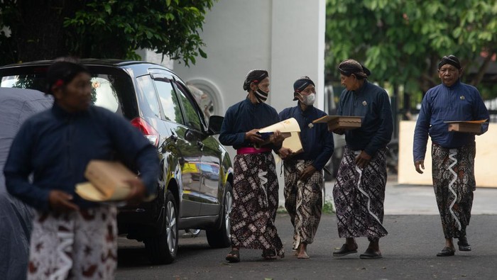 Abdi Dalem Keraton Yogyakarta melihat foto yang dijual seusai prosesi wisuda di Bangsal Magangan, Kompleks Keraton Yogyakarta, DI Yogyakarta, Selasa (23/5/2023). Dalam acara itu sekitar 300 abdi dalem punokawan (masyarakat umum) dan keprajan (pejabat) menerima serat kekancingan atau surat keputusan mengangkat abdi dalem baru, serta menaikkan pangkat. ANTARA FOTO/Andreas Fitri Atmoko/rwa.