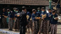 Dalam acara itu sekitar 300 abdi dalem punokawan (masyarakat umum) dan keprajan (pejabat) menerima serat kekancingan atau surat keputusan mengangkat abdi dalem baru, serta menaikkan pangkat.