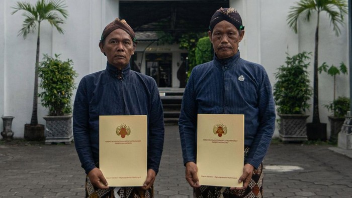 Abdi Dalem Keraton Yogyakarta melihat foto yang dijual seusai prosesi wisuda di Bangsal Magangan, Kompleks Keraton Yogyakarta, DI Yogyakarta, Selasa (23/5/2023). Dalam acara itu sekitar 300 abdi dalem punokawan (masyarakat umum) dan keprajan (pejabat) menerima serat kekancingan atau surat keputusan mengangkat abdi dalem baru, serta menaikkan pangkat. ANTARA FOTO/Andreas Fitri Atmoko/rwa.