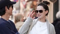 Ini pertama kalinya Song Joong Ki dan Katy Louise Saunders terpotret jalan bareng di Roma. (Foto: GC Images/MEGA)