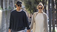 Mengenakan t-shirt putih, perut hamil Katy Louise Saunders tampak terlihat. (Foto: GC Images/MEGA)