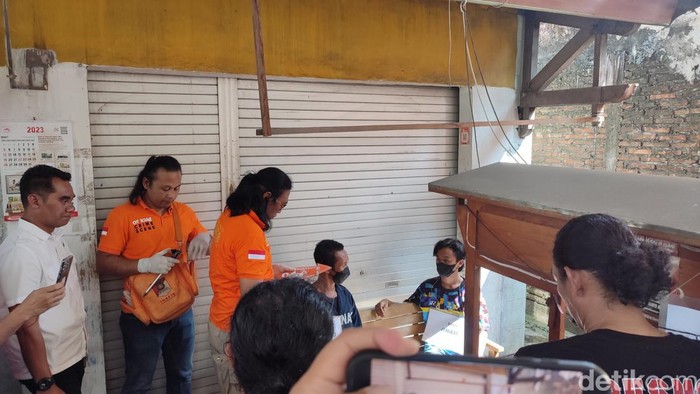 Adegan pertama rekonstruksi kasus mutilasi bos air minum Semarang di Jalan Mulawarman Raya, Rabu (24/5/2023).