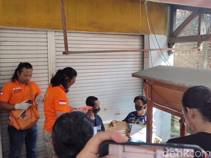 Adegan pertama rekonstruksi kasus mutilasi bos air minum Semarang di Jalan Mulawarman Raya, Rabu (24/5/2023).