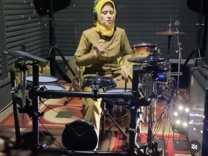 Aksi ASN asal Padang Sidimpuan saat bermain drum