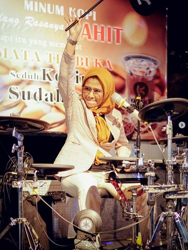 Aksi Desy Hariyanti bermain drum membawakan lagu Coldplay viral di media sosial.