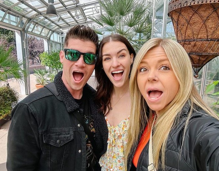 Alana (rambut coklat gelap), Megan (rambut pirang), Kevin