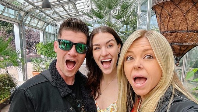 Pasangan tersebut kemudian merespon komentar negatif dari netizen, “tidak semua orang akan mengerti dan itu oke-oke saja. Berkata penuh cinta dan jadilah sabar satu sama lain.” Foto: dok. Instagram/@campthrouple