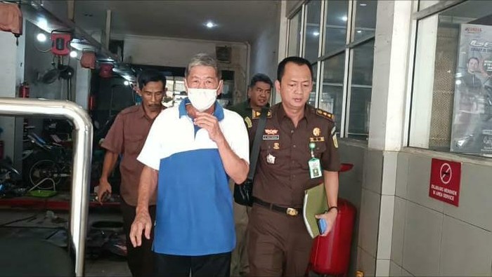 Terpidana Amen Wijaya ditangkap Tim Tabur Kejati Sumsel di kediaman sekaligus bengkel motor milik anaknya.