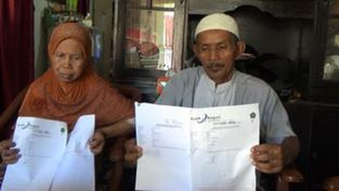 Anwar Can saat menunjukkan surat pensiun dari perusahaan. (Foto: Istimewa)