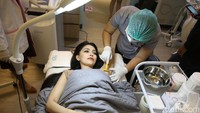 Astrid Angel tengah terbaring saat sedang dilakukan tindakan ke ketiaknya. (Foto: Mauludi Rismoyo)
