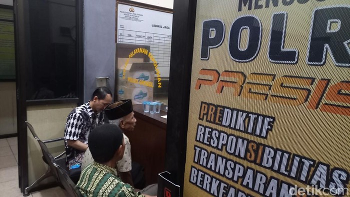 Keluarga R, saat mendatangi Mapolsek Grogol, Sukoharjo, Rabu (24/5/2023).