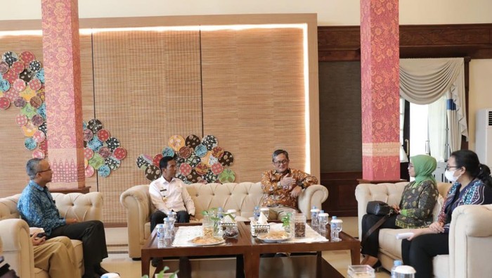 Pj Gubernur Bangka Belitung Suganda Pandapotan Pasaribu saat menerima kedatangan Kepala BPKP Babel Faeshol Cahyo beserta jajaran, Selasa (23/5/2023). Foto: Dok Pemprov Babel