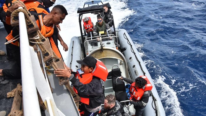 Bakamla RI evakuasi 12 ABK korban kecelakaan 2 kapal di Laut Timor