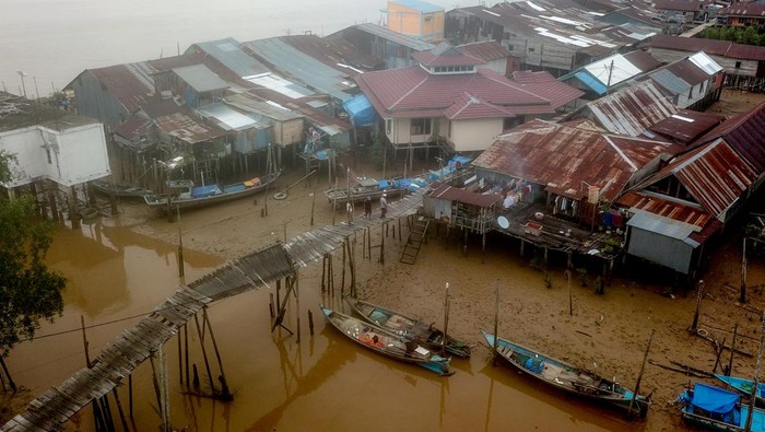 Belasan Tahun Rusak, Jembatan di Tanjung Jabung Timur Tak Kunjung Diperbaiki Warga berjalan di ujung jembatan yang rusak di Tanjung Solok, Tanjung Jabung Timur, Jambi, Rabu (24/5/2023). Jembatan yang dibangun dengan konstruksi panggung kayu sepanjang sekitar 300 meter di atas kawasan hutan bakau sejak belasan tahun lalu untuk menghubungkan beberapa RT di pesisir Kuala Jambi itu rusak dan tidak bisa dilewati sejak Selasa (23/5/2023) sehingga menghambat mobilitas warga. ANTARA FOTO/Wahdi Septiawan/foc.