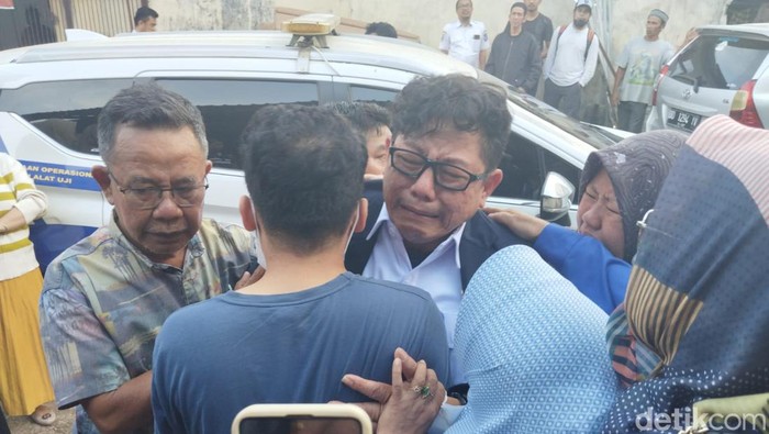 Benny Yusuf Nurdin menangis histeris usai putranya, Basman Nafa Yaskura tewas terjatuh dari lantai 6 Sekolah Islam Athirah Makassar. Ihksan/detikSulsel