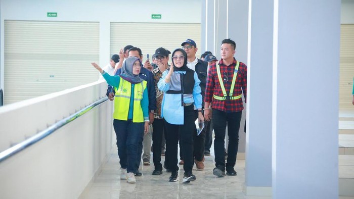 Bupati Klaten Sri Mulyani meninjau Pasar Gedhe.