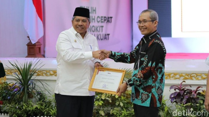 Bupati Siak Alfedri saat menerima penghargaan dari KPK