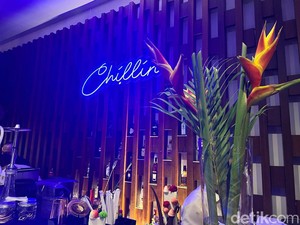 Di Bar Pinggir Kolam Renang Ini Bisa Ngemil Pizza hingga Cake
