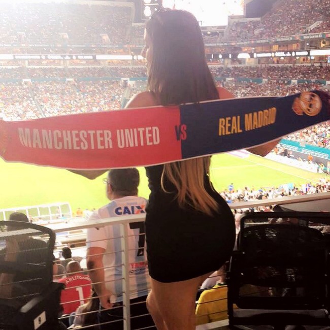 Harus adil sebagai wasit tapi Claudia pernah jadi kontroversi karena memakai kaus AC Milan pada 2016. Foto: Instagram Claudia Romani