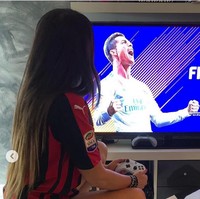 Ia sendiri memang seorang penggemar bola sejak lama. Berlarian di lapangan dengan semua pemain dan melakukan semua usaha adalah kesempatan yang tidak bisa ditahan, katanya dilansir Metro.Foto: Instagram Claudia Romani
