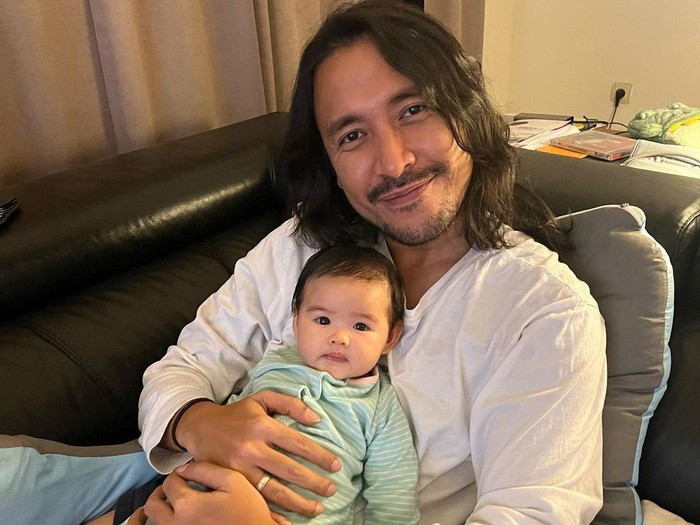 Curhatan Ello Jadi Ayah di Usia 40 Tahun