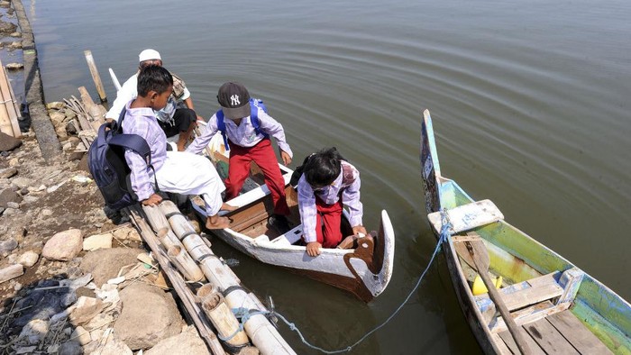 Dihantam Pasang Laut, Anak-anak di Demak Tetap Semangat Pergi ke Sekolah Gelombang pasang menghantam kawasan Demak dan tak kunjung surut selama tujuh tahun. Namun, anak-anak di kawasan tersebut masih tetap semangat untuk pergi ke sekolah.