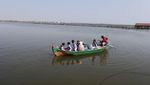 Dihantam Pasang Laut, Anak-anak di Demak Tetap Semangat Pergi ke Sekolah