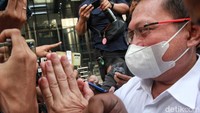 Hasbi Hasan telah ditetapkan sebagai tersangka kasus dugaan suap penanganan perkara di MA. Jaksa penuntut umum KPK mengatakan Hasbi diduga ikut menerima aliran uang senilai Rp 11,2 miliar.