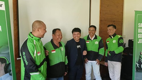 District Head Bali Gojek, Rayi Bimantara ketika berfoto bersama dengan perwakilan mitra driver Gojek Bali pada Rabu (24/5/2023) di Jalan Letda Tantular No.7 Denpasar, Bali. (Ni Made Lastri Karsiani Putri-detikBali)