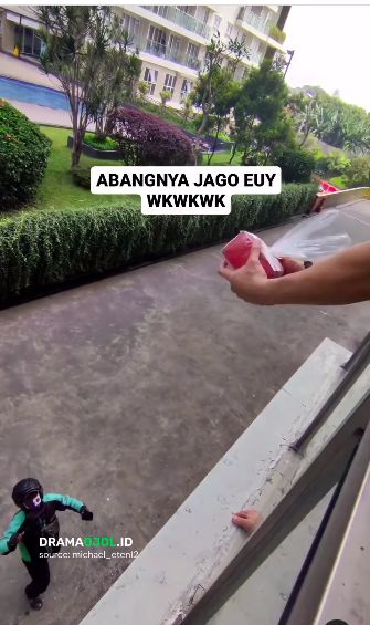 Driver ojol antarkan makanan