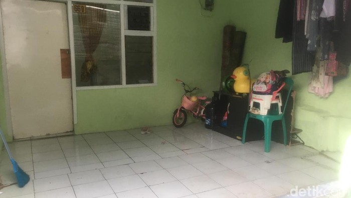 Dua orang pria di Kembangan, Jakbar, berduel menggunakan sajam hingga berujung tewasnya pria berinisial A (23). A tewas di rumah warga lain di Kembangan. (M Fariz AT/detikcom)