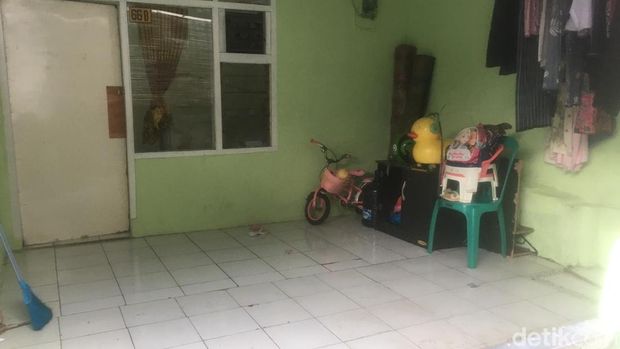 Dua orang pria di Kembangan, Jakbar, berduel menggunakan sajam hingga berujung tewasnya pria berinisial A (23). A tewas di rumah warga lain di Kembangan. (M Fariz AT/detikcom)