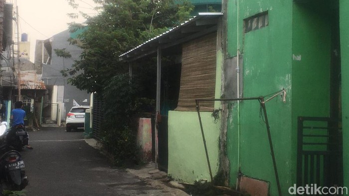 Dua orang pria di Kembangan, Jakbar, berduel menggunakan sajam hingga berujung tewasnya pria berinisial A (23). A tewas di rumah warga lain di Kembangan. (M Fariz AT/detikcom)