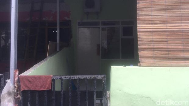 Dua orang pria di Kembangan, Jakbar, berduel menggunakan sajam hingga berujung tewasnya pria berinisial A (23). A tewas di rumah warga lain di Kembangan. (M Fariz AT/detikcom)