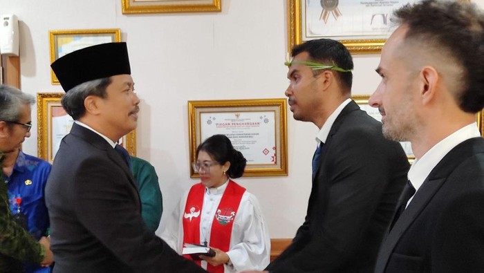 Kakanwil Kemenkumham Bali mengambil sumpah dua WNA Meksiko dan Italia menjadi WNI berdasarkan Pasal 8 tentang Naturalisasi UU 12/2006.