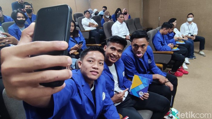 Suasana Ernando Ari Cs ikut kuliah umum dan kuliah komunikasi pemasaran di Udinus.