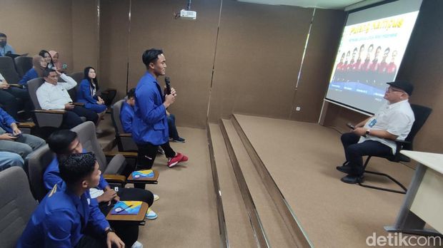 Suasana Ernando Ari Cs ikut kuliah umum dan kuliah komunikasi pemasaran di Udinus.