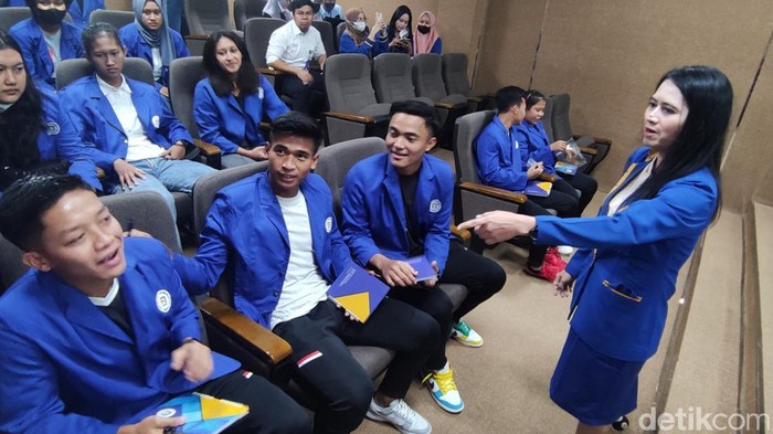 Suasana Ernando Ari Cs ikut kuliah umum dan kuliah komunikasi pemasaran di Udinus.