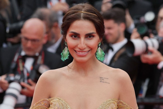 Tato yang menghiasi bahu Farnous Hamidian ini hanya bersifat temporer. Namun lewat tato tersebut dia sukses mencuri atensi dan apa yang disuarakannya menjadi perhatian di seluruh dunia. Foto: Getty Images