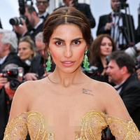 Gayanya mencuri atensi karena tato di bahunya. Seperti dikutip dari Vogue Arabia, Farnoush hadir dengan memakai gaun semi transparan dari desainer Lebanon, Georges Hobeika. Foto: Getty Images