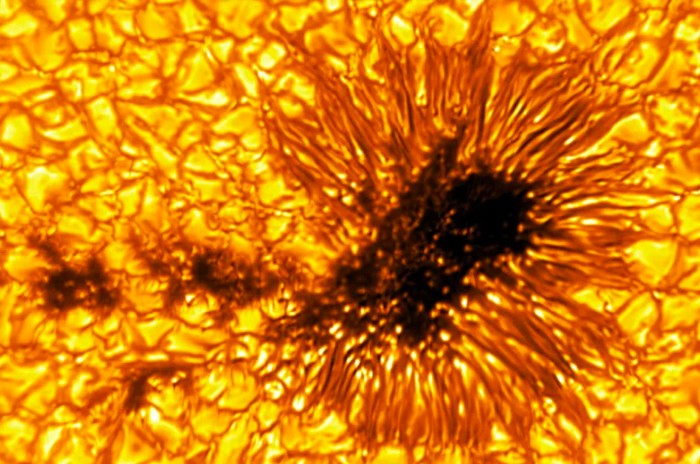 Gambar Matahari dari Daniel K. Inouye Solar Telescope