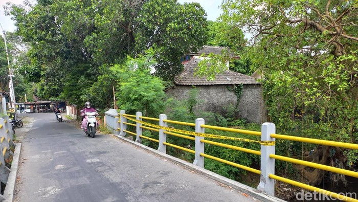 Garis polisi terpasang di jembatan Kali Jenes yang menjadi tempat enemuan bercak darah, Rabu (24/5/2023).