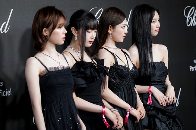 Perhatian tertuju pada aespa ketika para personel tiba di red carpet. Karina cs kompak memakai busana serba hitam dengan model rambut baru setelah comeback dengan lagu Sweet & Spicy. Foto: Getty Images