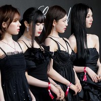 Perhatian tertuju pada aespa ketika para personel tiba di red carpet. Karina cs kompak memakai busana serba hitam dengan model rambut baru setelah comeback dengan lagu Sweet & Spicy. Foto: Getty Images