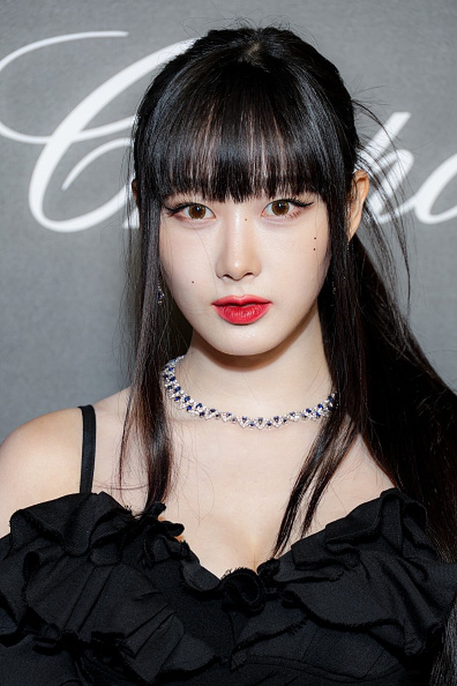 Personel aespa asal Jepang ini mencuri atensi netizen Korea dengan paras oriental. Giselle tampil dalam balutan La Robe Duna mini dress dari Jacquemus. Foto: Getty Images