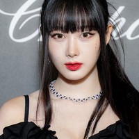 Personel aespa asal Jepang ini mencuri atensi netizen Korea dengan paras oriental. Giselle tampil dalam balutan La Robe Duna mini dress dari Jacquemus. Foto: Getty Images