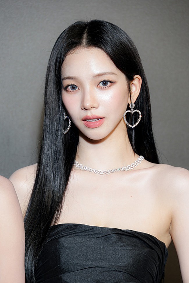 Karina aespa memakai Daybreak puffed-hem woven mini dress dari koleksi AJE. Visualnya disebut unreal oleh sejumlah netizen Korea karena menyerupai AI. Foto: Getty Images