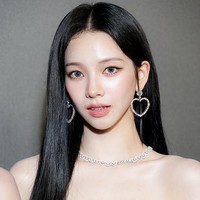 Karina aespa memakai Daybreak puffed-hem woven mini dress dari koleksi AJE. Visualnya disebut unreal oleh sejumlah netizen Korea karena menyerupai AI. Foto: Getty Images